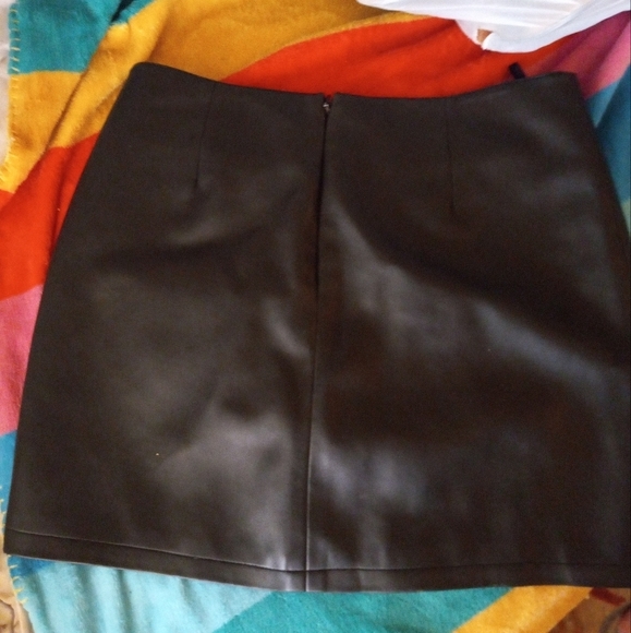 Faux Leather mini skirt - Picture 3 of 3